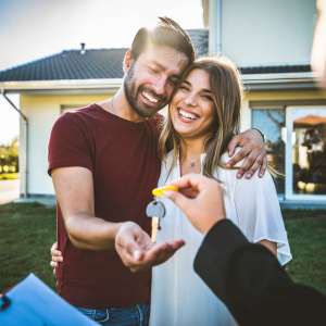 Pareja recibiendo las llaves de su nueva casa - Reunión con el agente inmobiliario - Nueva casa